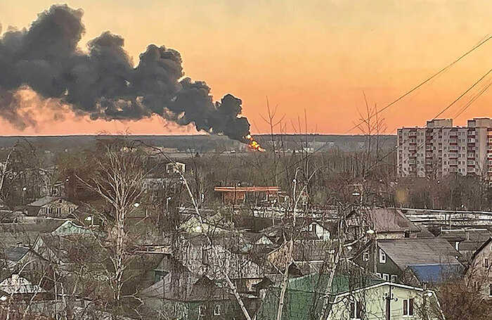    Пожар в районе аэродрома в Курске в результате атаки украинского беспилотника.Стрингер/ТАСС
