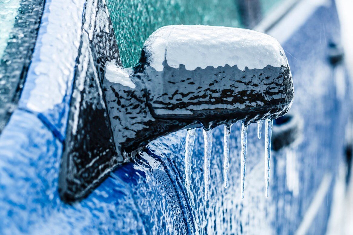 Реанимировать замерзший. Машина во льду. Замерзшая машина. Замерзший автомобиль. Ледяной дождь машины.