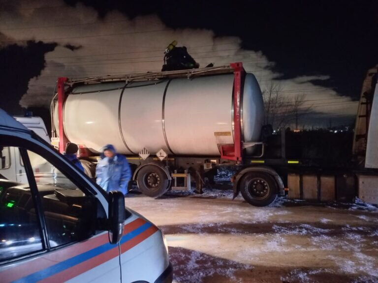    В Орске спасли двух мужчин, упавших в цистерну с неизвестным веществом Елена Шкатова