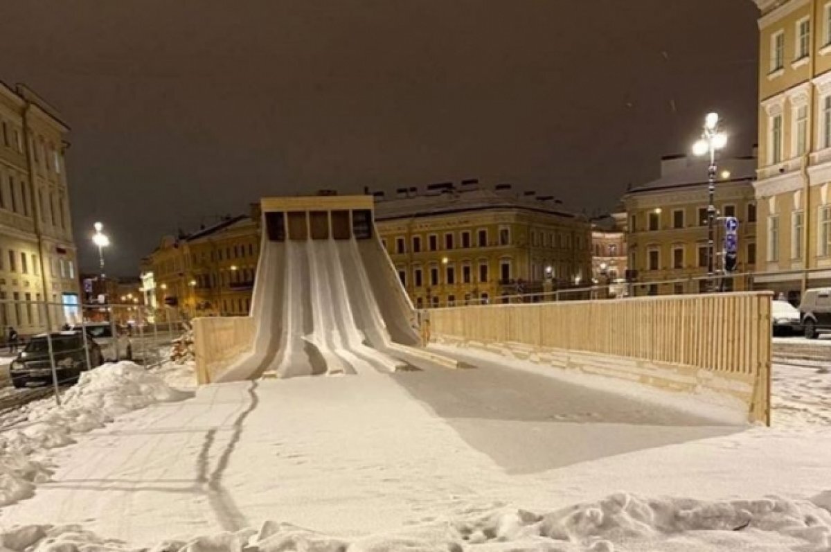    Врач предупредил об опасности горки и ватрушек на Дворцовой площади