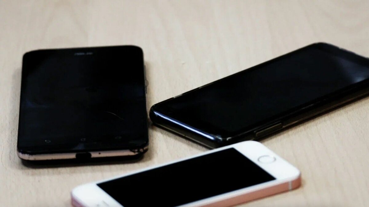     В Казани местного школьника обвинили в подготовке теракта и пособничестве терроризму. Как пишет Telegram-канал Mash Iptash, незадолго до этого его мама жаловалась на поборы в учебном заведении.