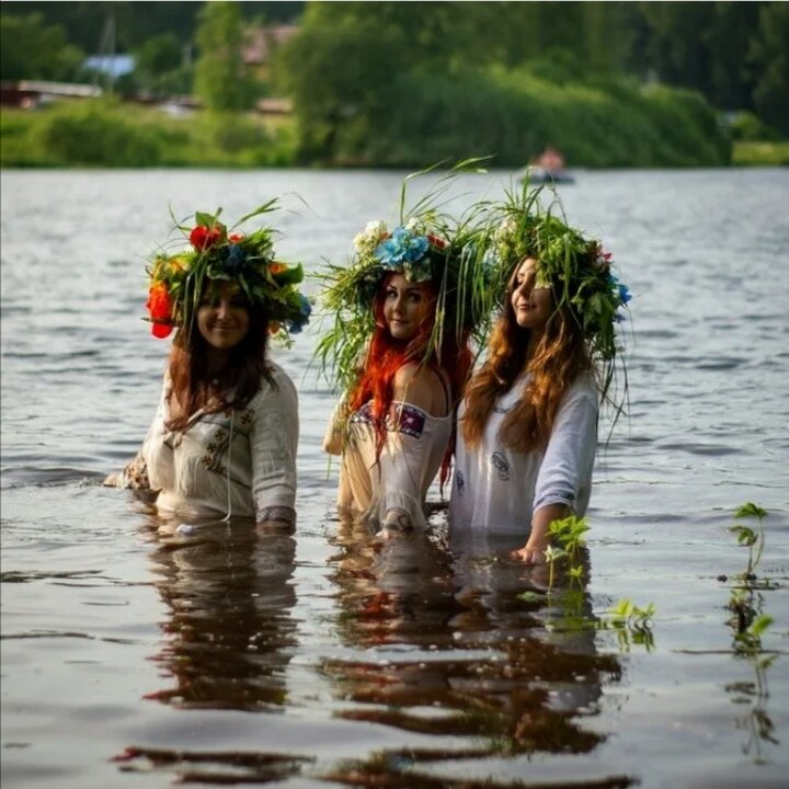 Пускают венки на воду. Ивана Купала венки на воде традиции.