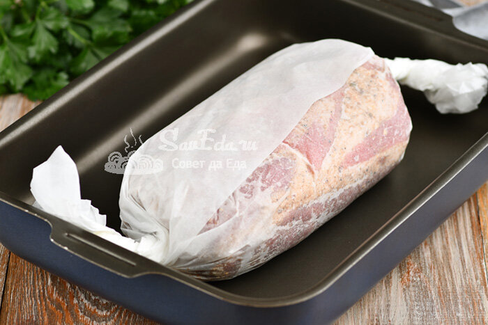 Мясов в пергаменте в духовке. Горячие блюда в пергаменте. Свинина в пергаменте в духовке. Мясо на пергаментной бумаге. Куриная грудка с помидорами и сыром в духовке в пергаменте.