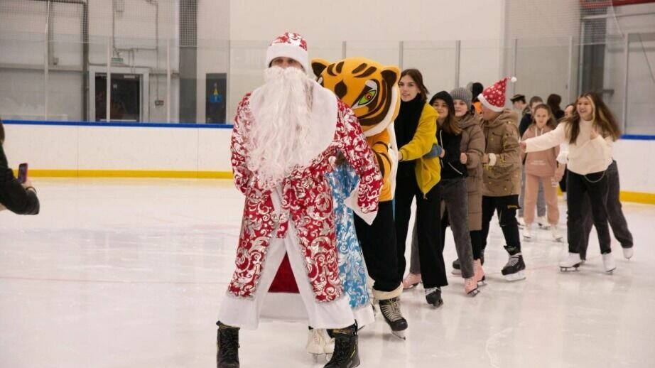     В программе утренников — театрализованные представления, хороводы вокруг елочки и, конечно, подарки.