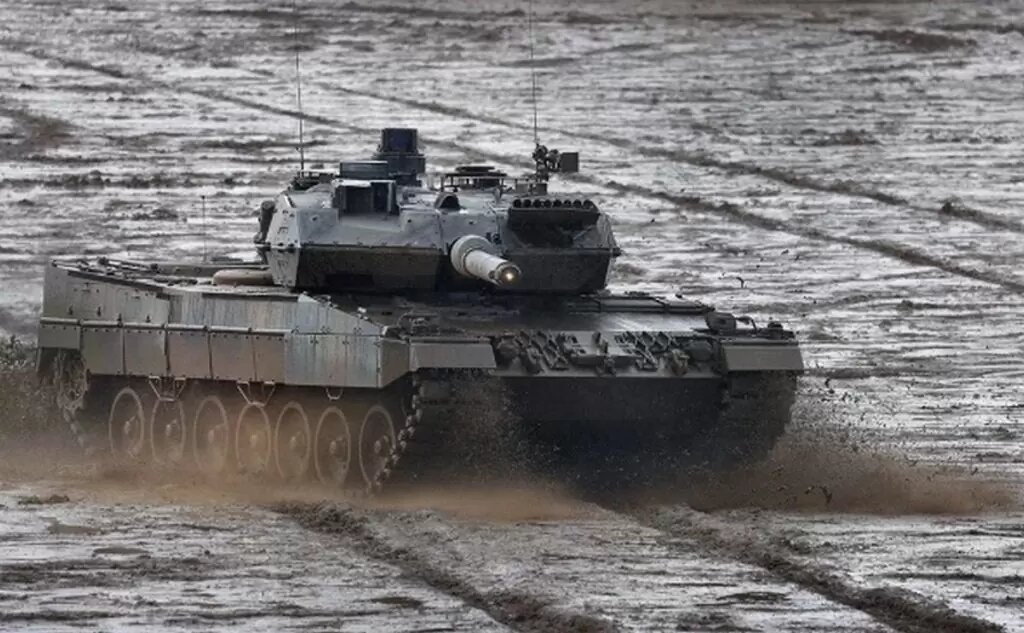 Боезапас танка Leopard 2 может состоять не только из подкалиберных и кумулятивных снарядов, но также из программируемых осколочно-фугасных PELE и ПТУР Lahat