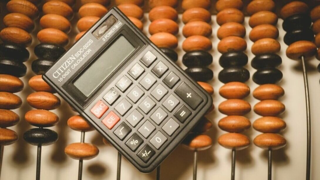     По информации источников издания The Wall Street Journal (WSJ), крупнейшие банки США сократили годовые бонусы из-за падения выручки трейдинговых и инвестбанковских операций.