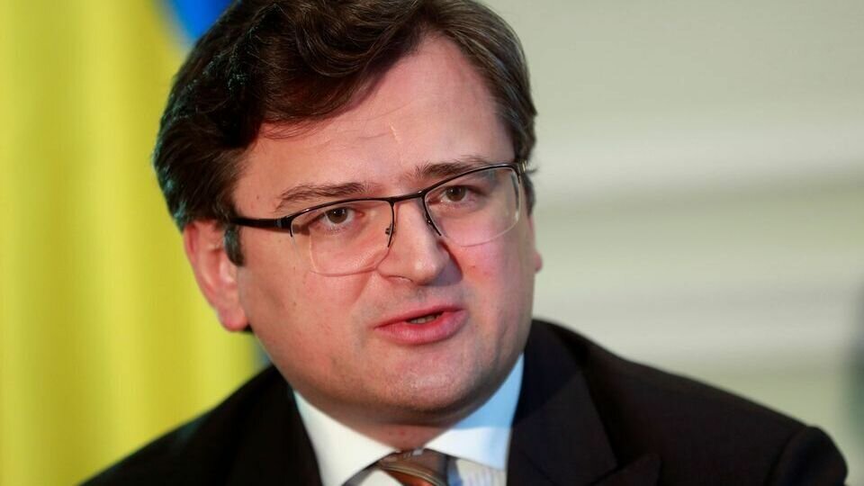     Министр иностранных дел Украины Дмитрий Кулеба предложил странам Запада оставить любые попытки изменить Россию. Вместо этого он призвал полностью изолировать РФ от внешнего мира.