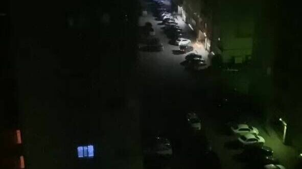     Ночью жильцы многоэтажек стали невольными слушателями взрывов петард, об этом стало известно из социальных сетей.
