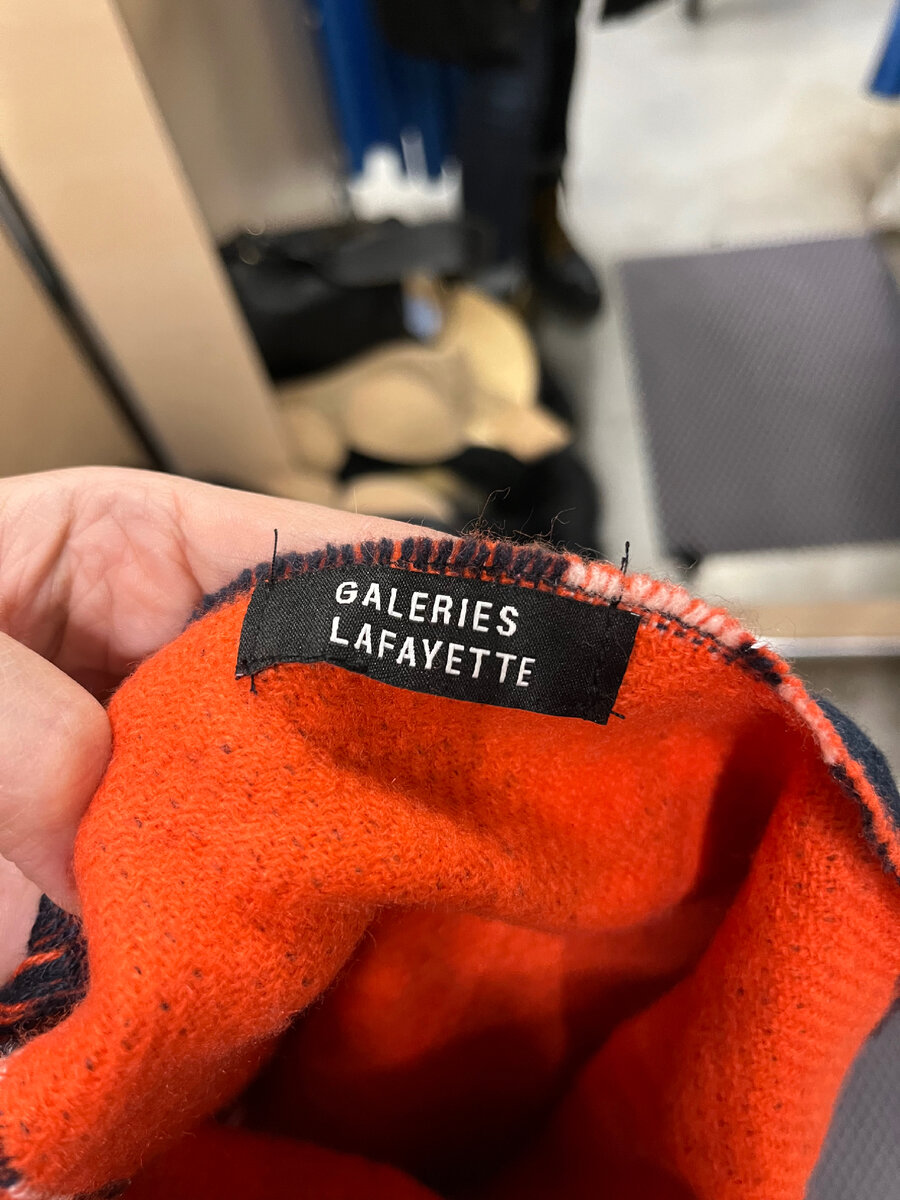 Знаменитый парижский универмаг. Это продукция под их брендом.