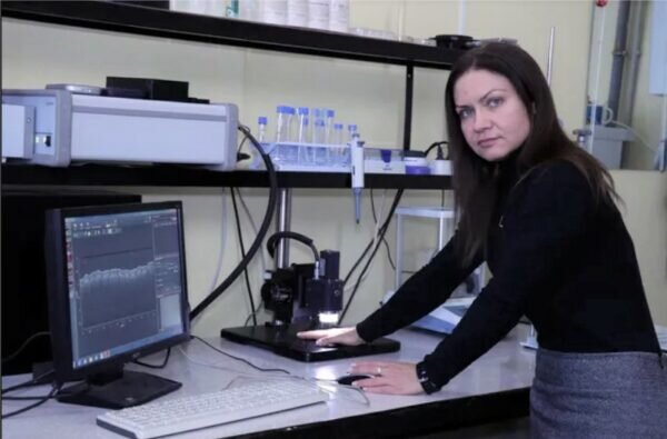    © Фото: Управление медиакоммуникаций СГУ. Ирина Янина демонстрирует визуализацию различных слоев кожи с помощью ОКТ.