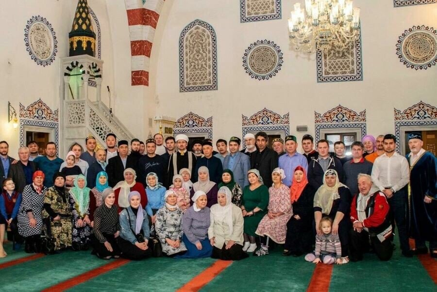 Мусульмане екатеринбурга. Мечеть. Мусульмане в мечети. Имам хазрат Москва. Мулла Москвы.