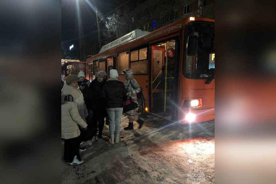     Всех пассажиров сломавшегося транспорта забрали с места остановки на рейсовых автобусах  ГУ МЧС по Нижегородской области