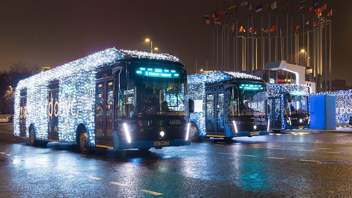 Электробус Москва. Электроавтобус Москва. Электробус в огоньках в Москве. Новогодний электробус в Москве.