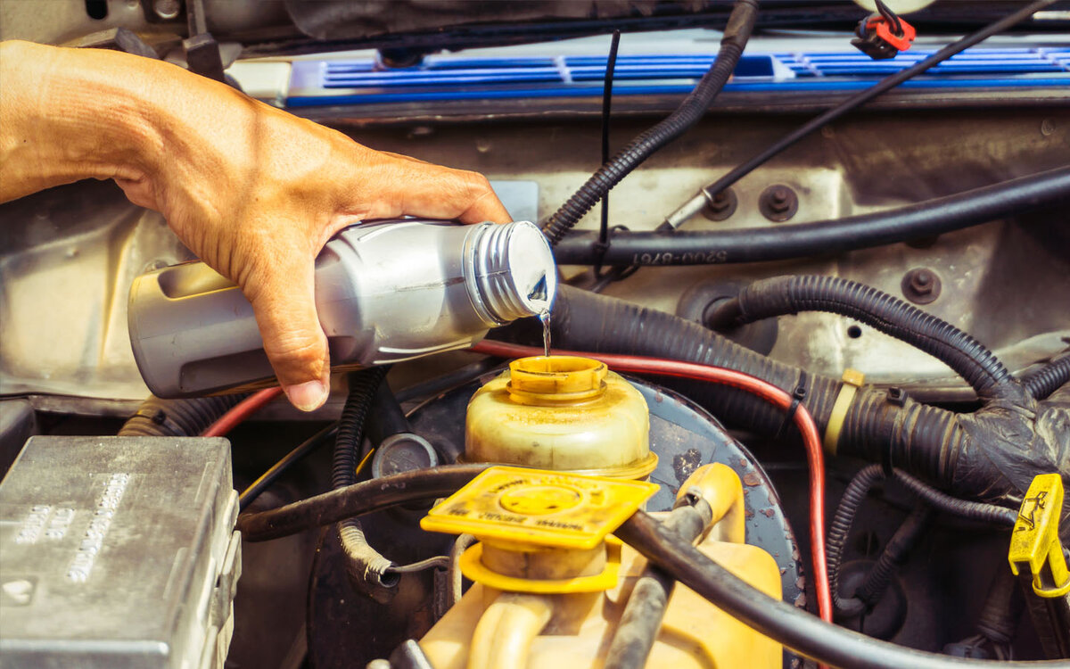 И гидроусилитель руля, и тормозная жидкость требуются для разных систем, поэтому они не могут использоваться взаимозаменяемо.