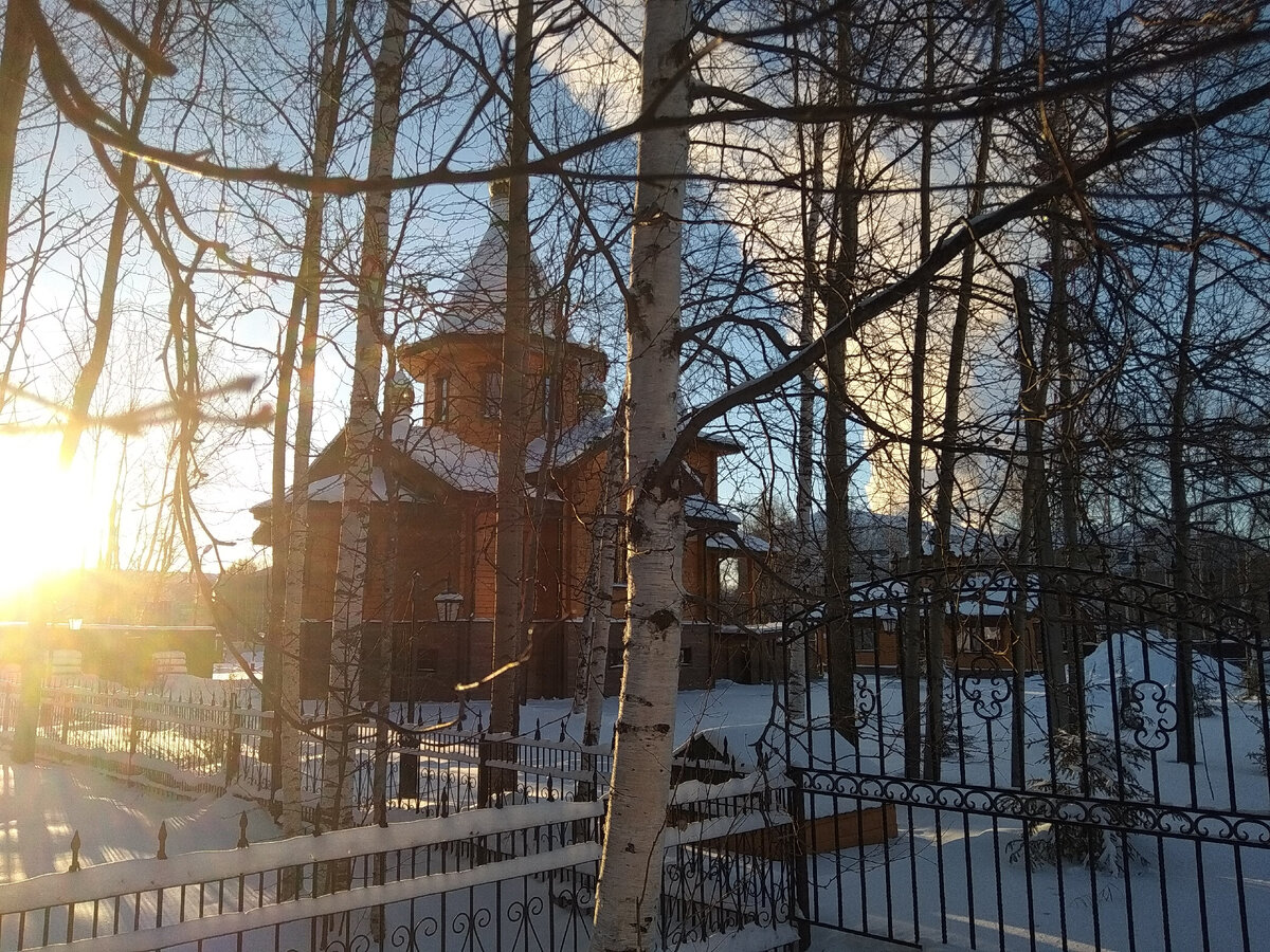 Наш небольшой деревянный храм перед Рождеством