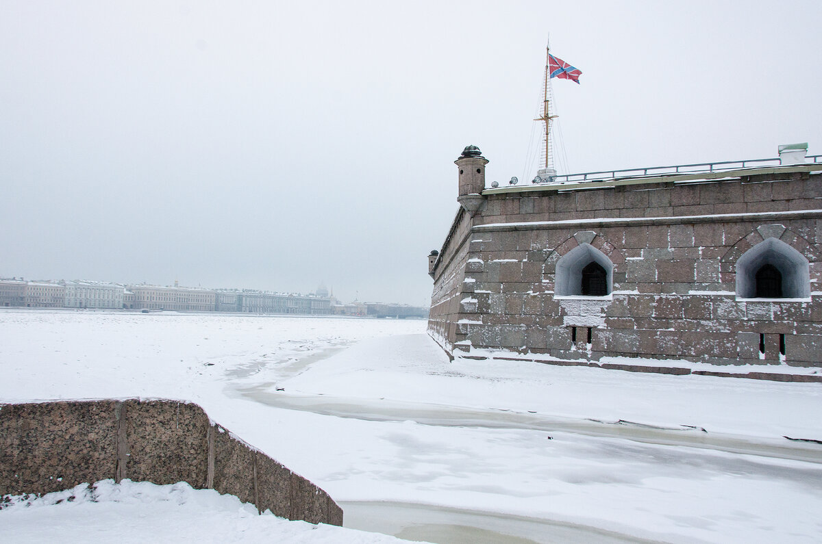 Небо над городом имеет ровный, серый оттенок. 
