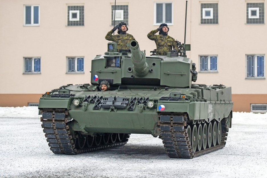 Чешские солдаты салютуют на Leopard 2A4 в Праславице 21 декабря 2022 года © EPA
