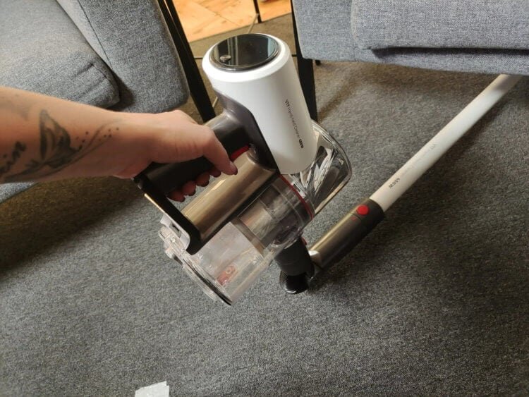    Благодаря специальной насадке можно даже не пригибаться для уборки под диваном.