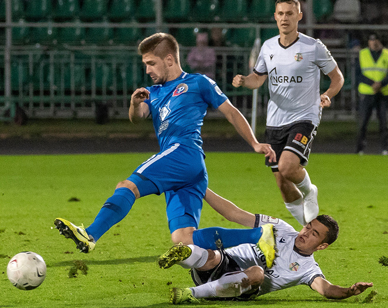 «Торпедо» - «Чертаново» (Москва) – 0:1. Подкат в исполнении торпедовца Артура Галояна. На дальнем плане – Александр Рязанцев.