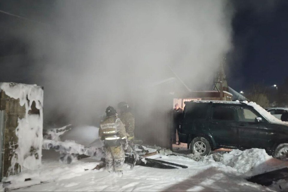     Машину удалось спасти, однако мужчина получил травмы  ГУ МЧС России по Оренбургской области