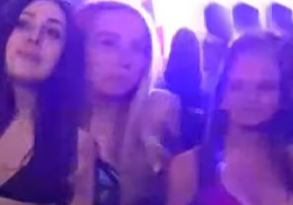 фото девушек из открытого общего доступа на улице просто для иллюстрации статьи