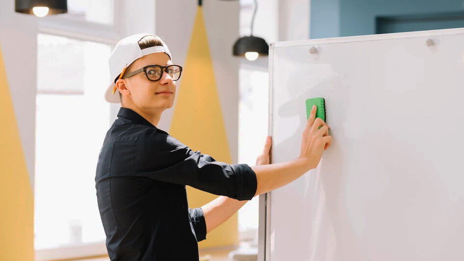    В школы могут вернуть дежурства и уборку территории