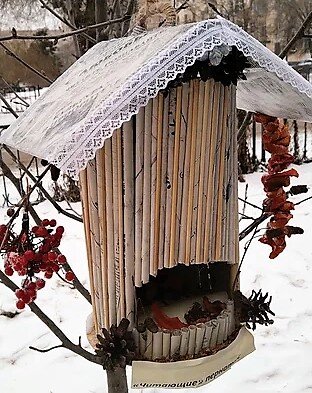 Кормушка из газетных трубочек