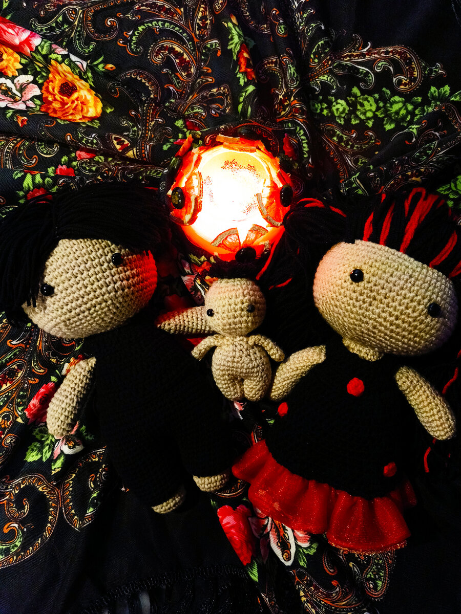 Фото из личного архива. Вольты вязанные: женщина, мужчина, ребенок.