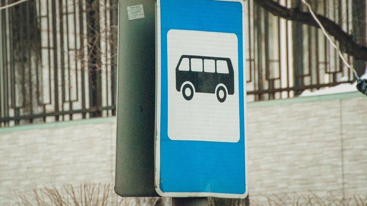     В паблике «ЧС Тюмень» горожане сообщали о том, что остановочный пункт «пл. 400 летия Тюмени» не выдержал погодного натиска и пал, сломленный сильным ветром.