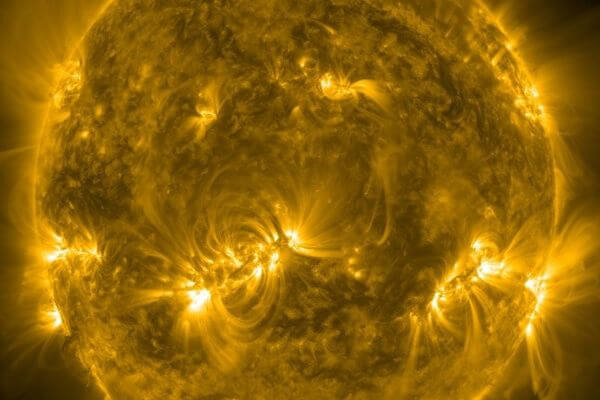    Центры активности на Солнце 16 января 2023 года. Космический телескоп AIA на спутнике SDO (НАСА)