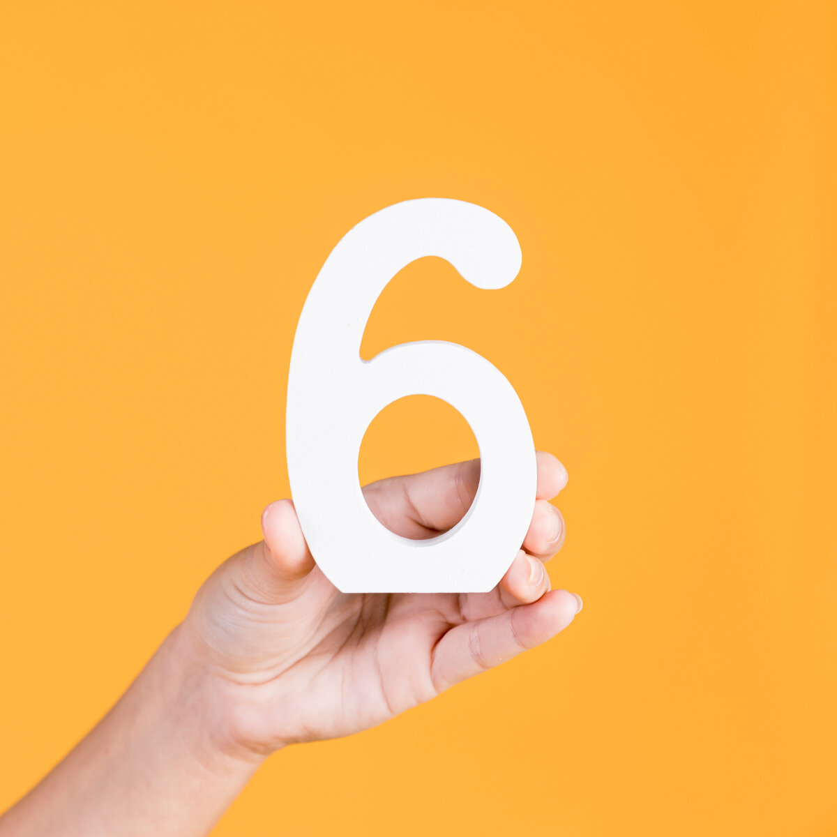 Изображение от <a href="https://ru.freepik.com/free-photo/close-up-of-a-hand-holding-number-6_5233869.htm#query=%D1%86%D0%B8%D1%84%D1%80%D0%B0%206&position=18&from_view=search&track=sph">Freepik</a>