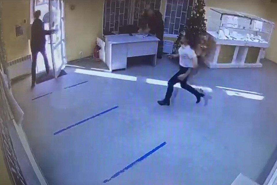     Грабитель бросился наутек Фото: скриншот из видео