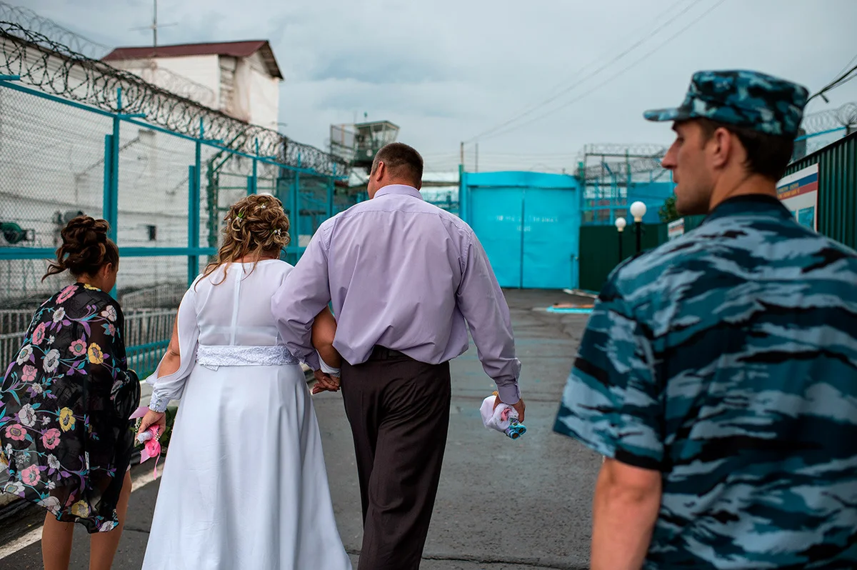 Свидание с заключенным. Свадьба в тюрьме. Свадьба в исправительной колонии. Свадьба в женской колонии. Свадьба в колонии строгого режима.