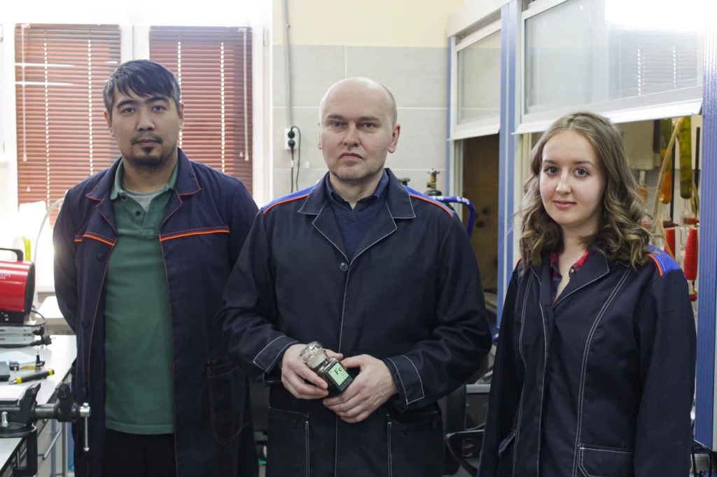 На фото: аспирант Института геологии и нефтегазовых технологий КФУ Ойбек Мирзаев, аспирантка Института геологии и нефтегазовых технологий КФУ Софья Трубицина и Алексей Вахин.