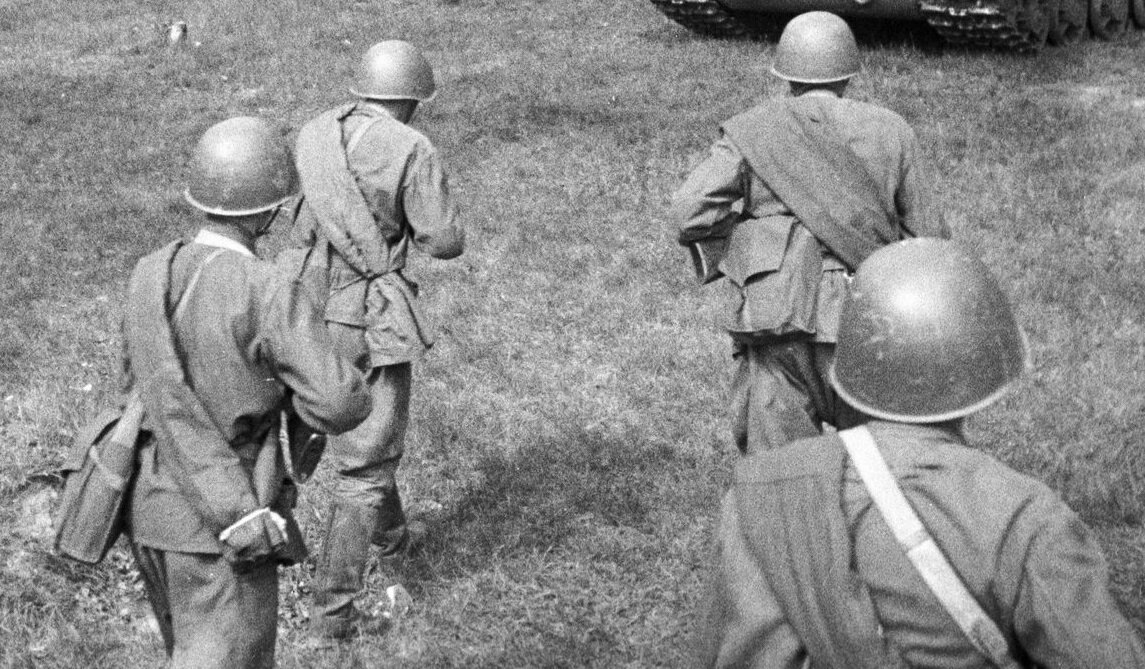 Советские пехотинцы идут в бой.