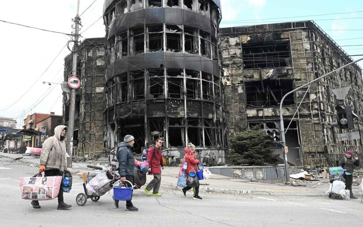 «Мы шли весь день под прицелами снайперов, боясь, что прилетит снаряд», – рассказала беженка.  Фото: Фото: РИА Новости / Илья Питалев