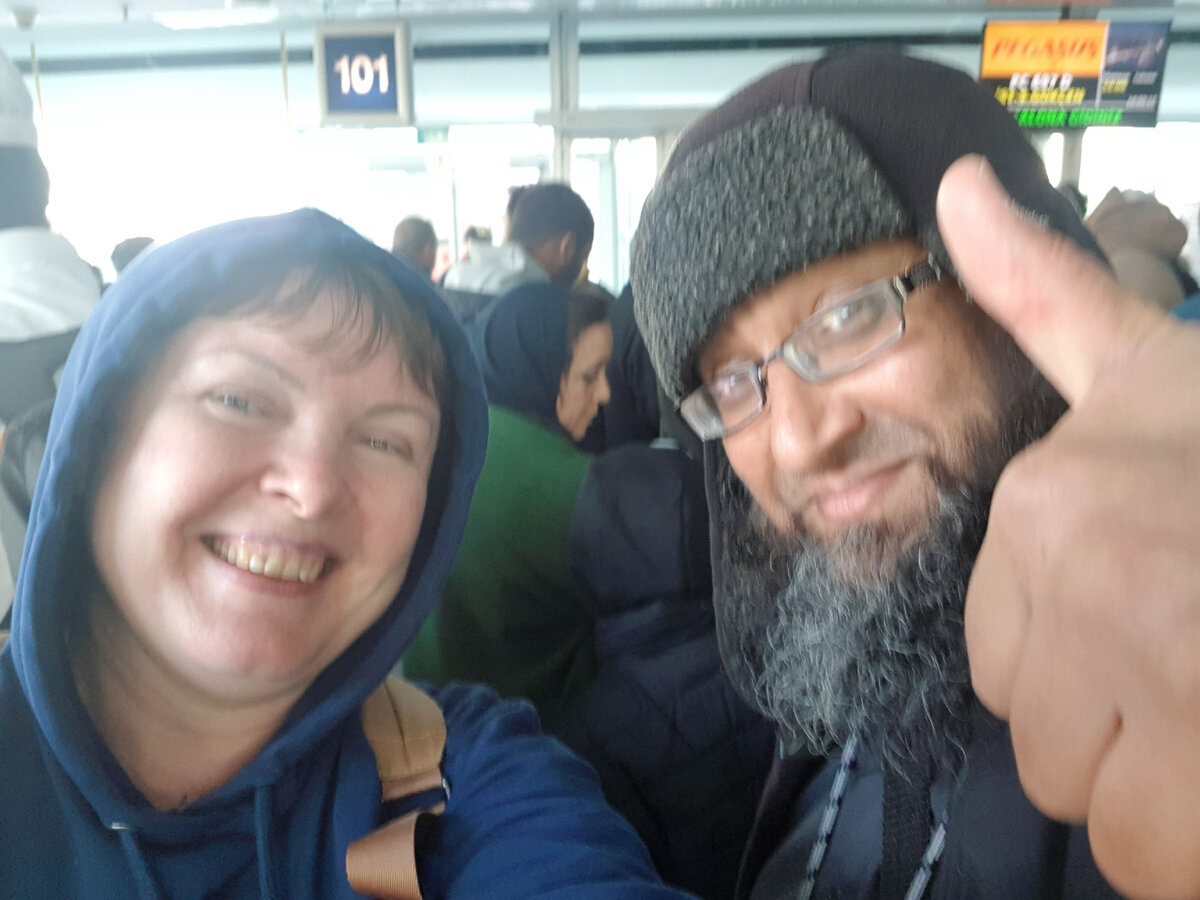 Этот мужчина в шапке-ушанке летел в Мюнхен со всей многочисленной семьей.  