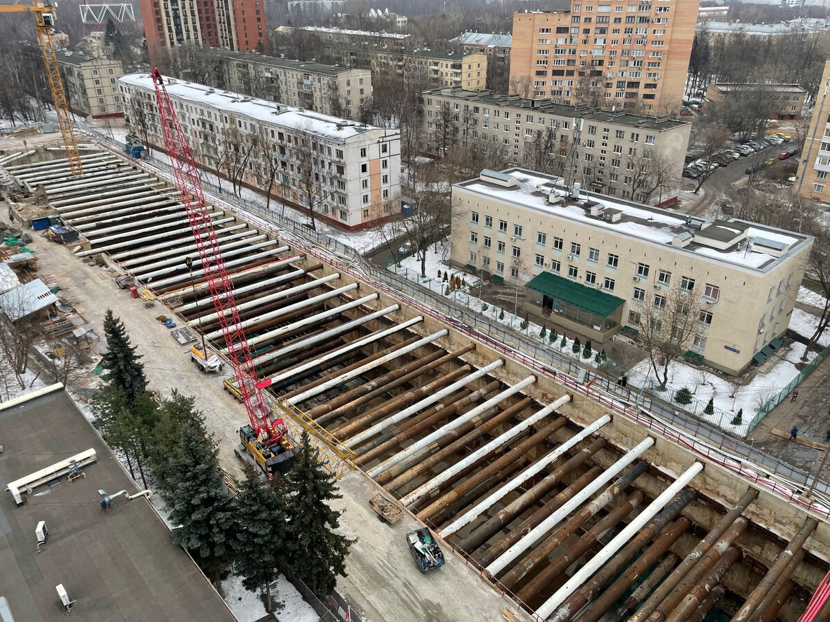 📷 2: В котловане ведутся монолитные работы.