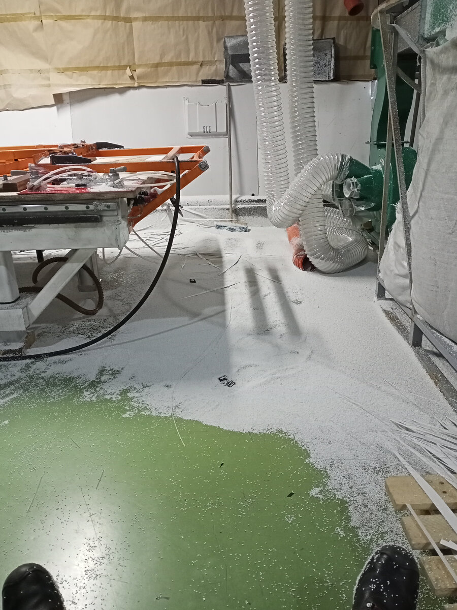 Человечий гений ленится даже мощным пылесосом, убрать стружку возле станка. Человечий гений недоволен, что самому приходится закладывать заготовку на рабочий стол. Где он Прометей, эта зараза ленивая?