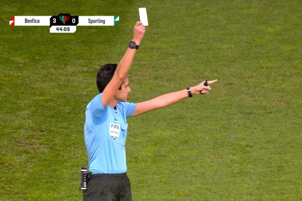     В футболе впервые в истории показали белую карточку: зачем она нужна и почему рассмешила фанатов?