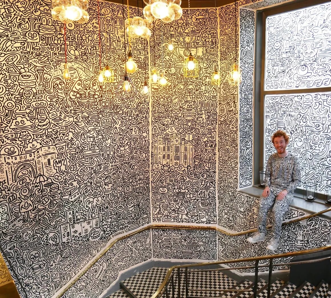 Мистер дудл в своем разрисованном доме. Источник: mrdoodle.com