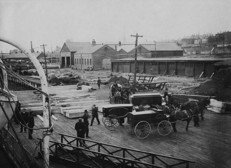 В доке Галифакса вдали от лишних глаз выгружают гробы с телами погибших 