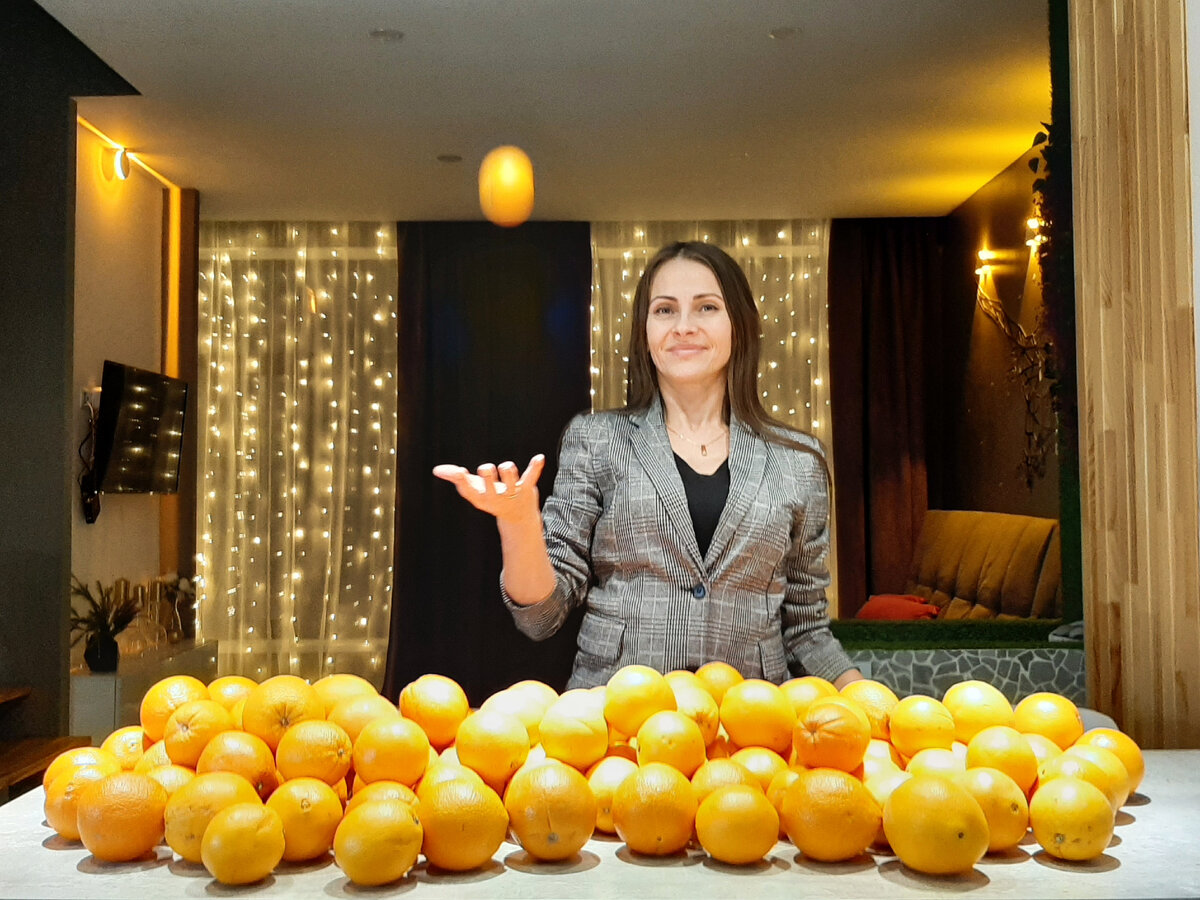 
Апельсин - символ мощной солнечной энергии. 

🍊🍊🍊🍊🍊🍊🍊🍊🍊🍊🍊🍊🍊🍊🍊


🇨🇳в Китайский Новый год: 

•(с 22.01.2023 - 09.02.2023)


🔶 Покупаем именно апельсины, как символ солнечной энергии ☀ 

(Не мандарины) 

🔶 108 – это сакральное число, но если такое количество апельсинов Вас пугает – можно взять любое другое, кратное 9-ти: 

9, 18 или 27  

•(у меня 108 апельсинов вытянули на 26кг, на меньшее я не согласна, люблю себя вывести за рамки комфорта))•


🔶 Важный момент – апельсины до начала практики в дом не вносим. То есть либо покупаем в день выполнения практики, либо храним где-то вне дома. 


🔶 Стоя на пороге закатываем апельсины в каждую комнату, кроме ванной, туалета, кладовки, балкона. Постарайтесь распределить равномерно, чтобы ни одна комната не осталась без апельсинов.

• (мы с дочкой закатили в 6 помещений, по 18штук, всё прошло "гладко", нигде не просчитались)•


🔶 В момент, когда будете их закатывать, повторяете установки: 

🍊Изобилие в дом 

🍊Удача в дом 

🍊Деньги в дом 

🍊Любовь в дом 

🍊Здоровье в дом 

И так далее! 

• (вот это самый затяжной момент, сходу так и не придумаешь 108 установок, поэтому я записала всё заранее)•


🔶 Привлекайте детей – вы можете превратить эту технику в веселое развлечение для всей семьи ) У деток очень хорошая энергия! 

• (мы всё делали с Алисой, я проследила все её фантазии и осталась довольна)•


🔶 Апельсины сутки не трогаем, а после можете делать с ними что хотите, только не выбрасывать! Можно соки, можно есть, а еще очень благоприятно часть апельсинов подарить – родственникам, друзьям, соседям. И им приятно, и ваше благополучие быстрее придет.

🙏


📌 Есть только два способа прожить свою жизнь. Первый — так, будто никаких чудес не бывает. Второй — так, будто все на свете является чудом.

Альберт Эйнштейн
