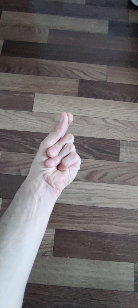 Остальные пальцы сгибаем-разгибаем, делаем так обеими руками в течение минуты.