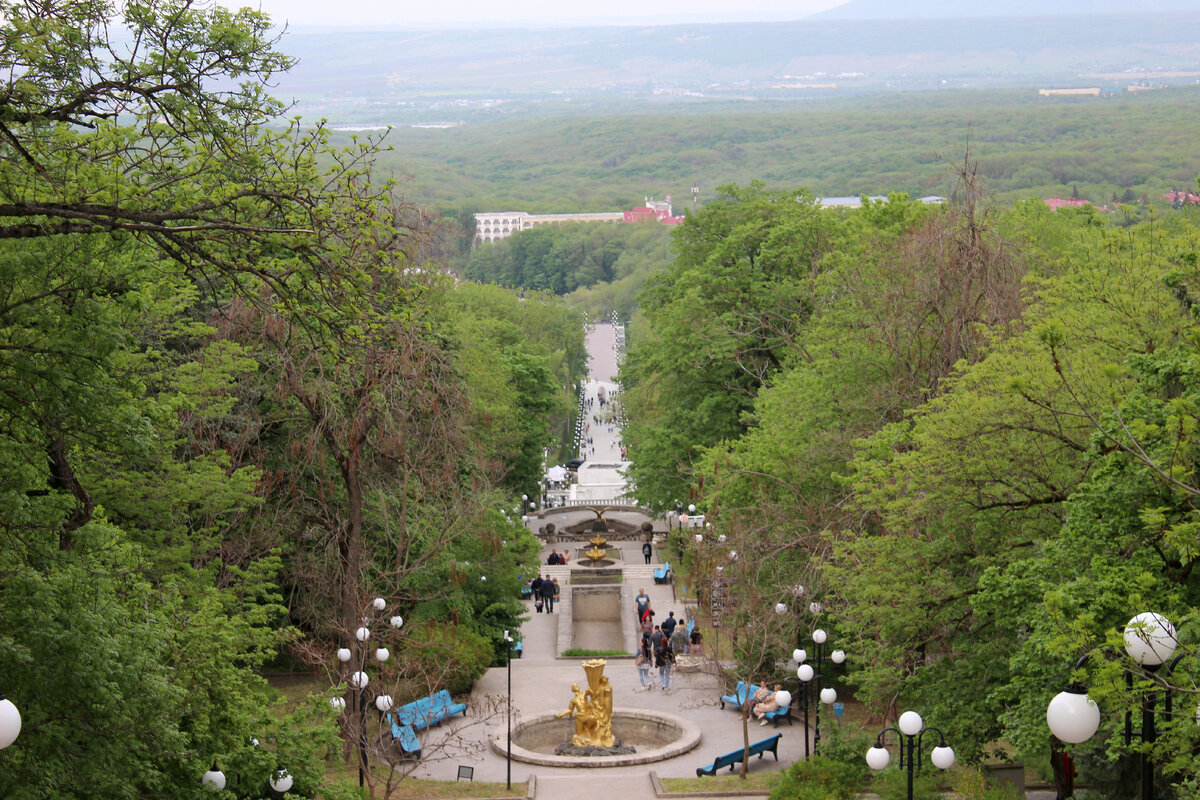 Каскадная лестница в курортном парке