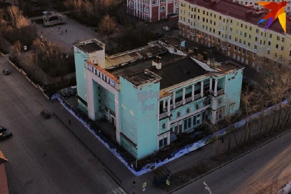     Возле здания идут подготовительные работы. Антон ЗАБИРОВ