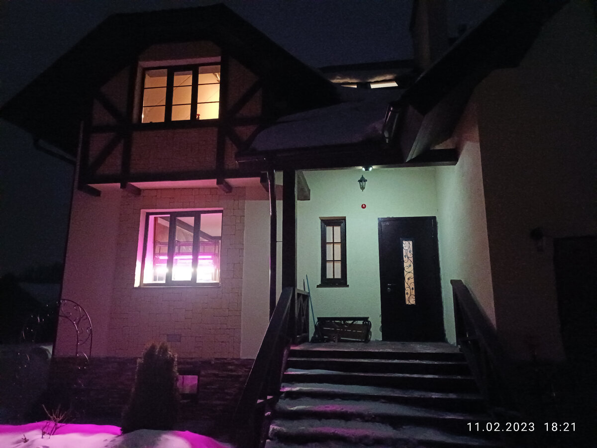 Вот такой светильничек на крыльце, вполне себе светло получается