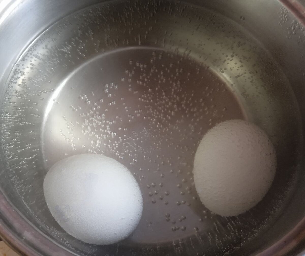 Яйцо в воде. Яйцо треснуло при варке. Яйца от холода.