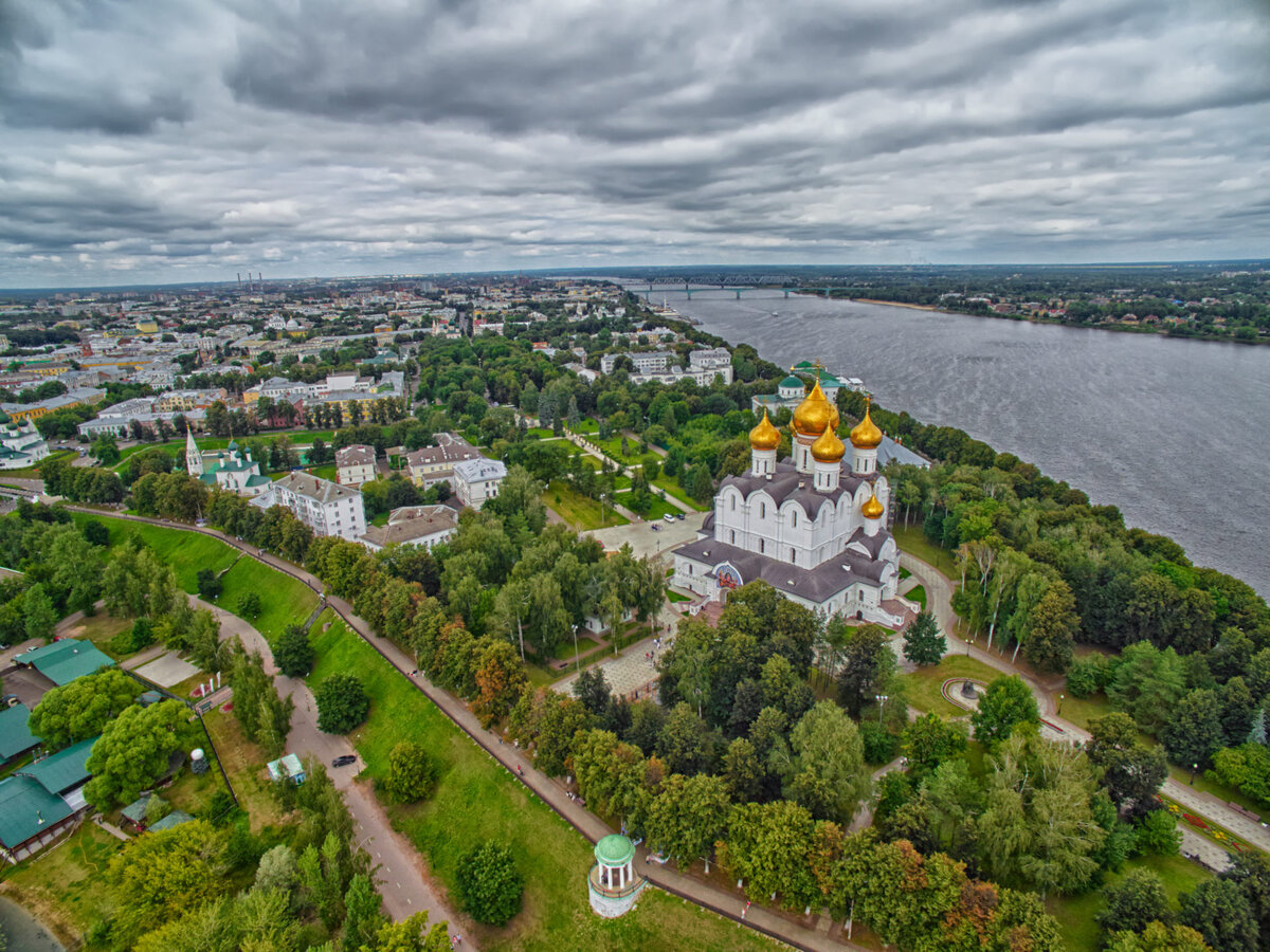 Успенский собор в Ярославле с Волги