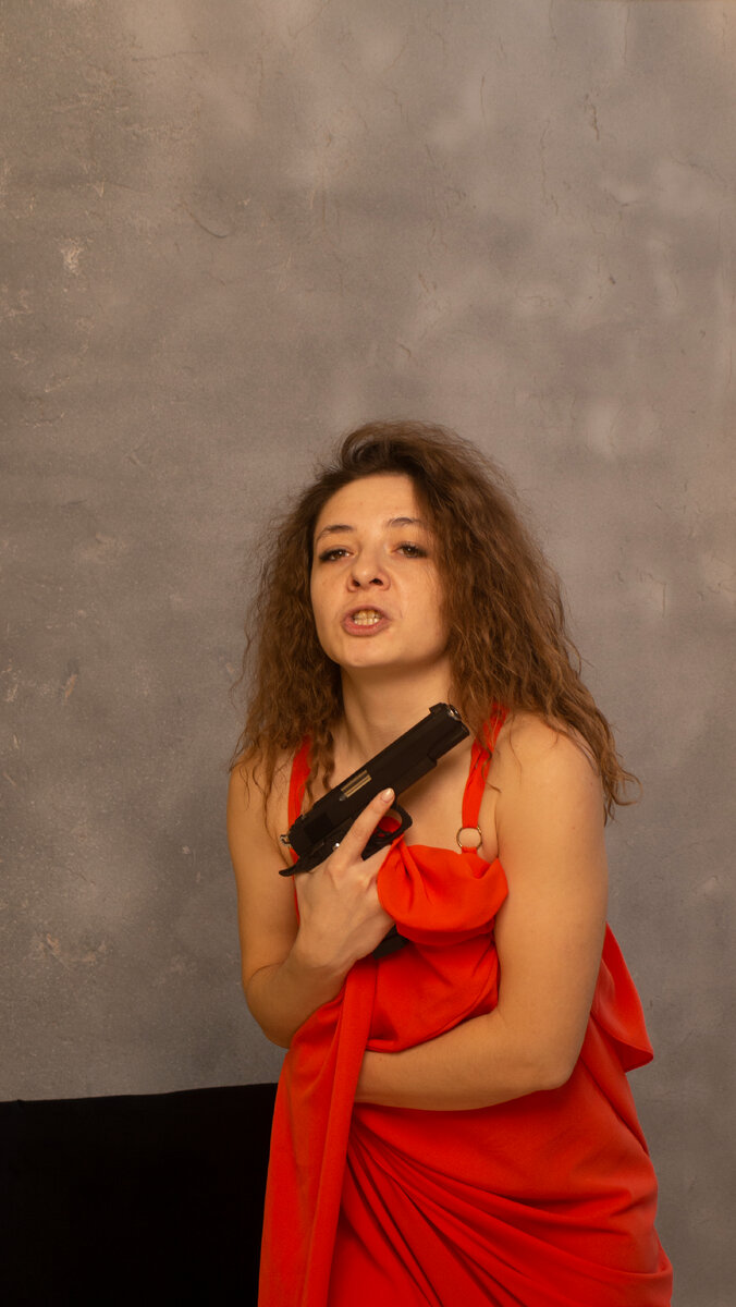 Истеричке свойственны следующие посылы: "Выбери меня", "Люби меня". как правило это яркие дамы, сексуализация в каждом шаге. истерички привлекательны для мужчин, но растворяются в них.